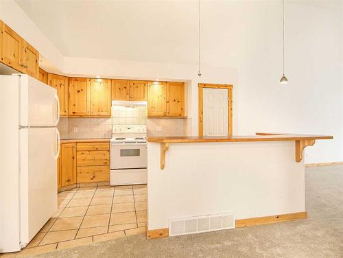 4-833 7Th Street, Canmore, AB - Indoor Photo Showing Kitchen