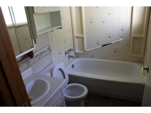 5021 6 Avenue, Edson, AB - Indoor Photo Showing Bathroom