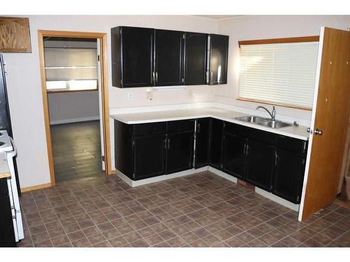 5021 6 Avenue, Edson, AB - Indoor Photo Showing Kitchen With Double Sink