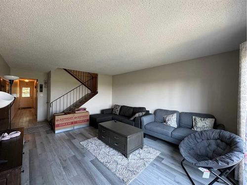 14-5429 10 Avenue, Edson, AB - Indoor Photo Showing Living Room