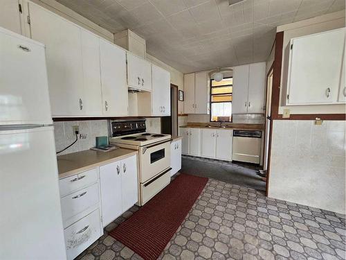 4624 6 Avenue, Edson, AB - Indoor Photo Showing Kitchen