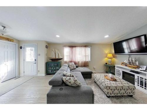 601 1A Avenue Sw, Slave Lake, AB - Indoor Photo Showing Living Room