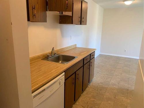 109B-5611 9 Avenue, Edson, AB - Indoor Photo Showing Kitchen