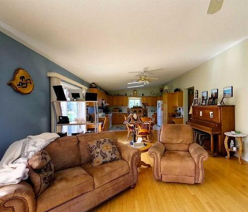 17506 Township Road 540, Rural Yellowhead County, AB - Indoor Photo Showing Living Room