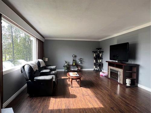 5004 52Nd Avenue, Peers, AB - Indoor Photo Showing Living Room