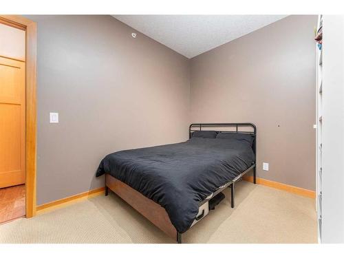 316-106 Stewart Creek Landing, Canmore, AB - Indoor Photo Showing Bedroom