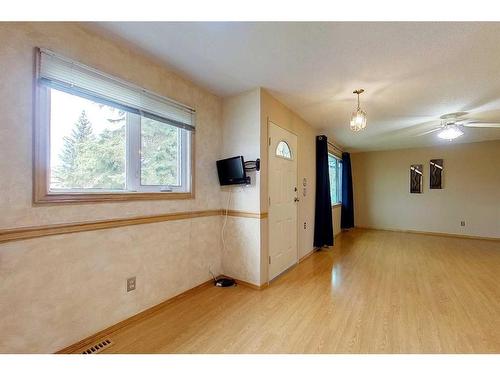 305 7 Street Se, Slave Lake, AB - Indoor Photo Showing Other Room