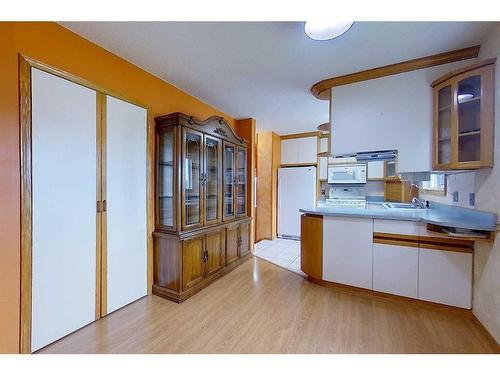 305 7 Street Se, Slave Lake, AB - Indoor Photo Showing Kitchen