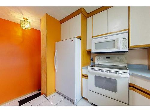 305 7 Street Se, Slave Lake, AB - Indoor Photo Showing Kitchen