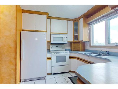 305 7 Street Se, Slave Lake, AB - Indoor Photo Showing Kitchen With Double Sink