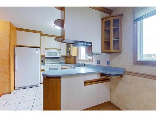 305 7 Street Se, Slave Lake, AB - Indoor Photo Showing Kitchen