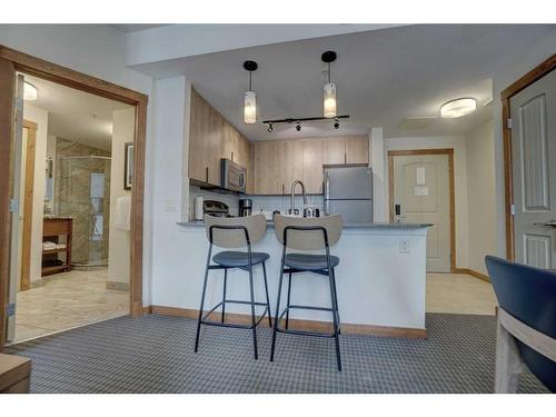 213-190 Kananaskis Way, Canmore, AB - Indoor Photo Showing Kitchen