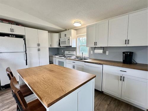 571010 Range Road 100, Rural Woodlands County, AB - Indoor Photo Showing Kitchen With Double Sink