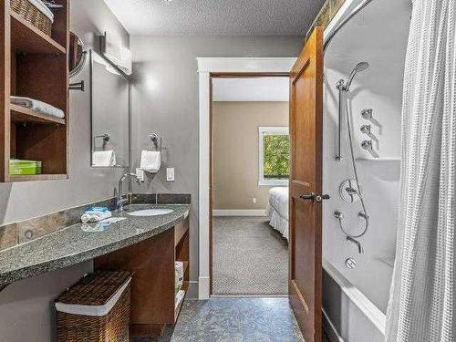 224-173 Kananaskis Way, Canmore, AB - Indoor Photo Showing Bathroom