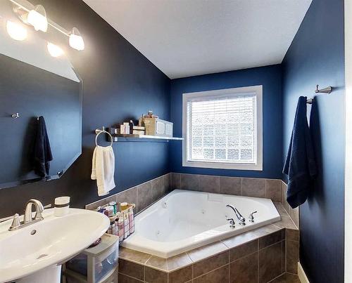 910 62 Street, Edson, AB - Indoor Photo Showing Bathroom