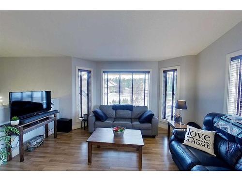 910 62 Street, Edson, AB - Indoor Photo Showing Living Room