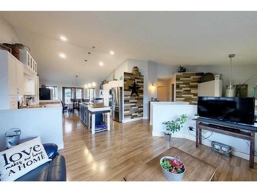 910 62 Street, Edson, AB - Indoor Photo Showing Living Room