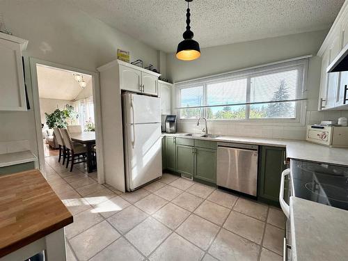 62 Baxter Crescent, Whitecourt, AB - Indoor Photo Showing Kitchen