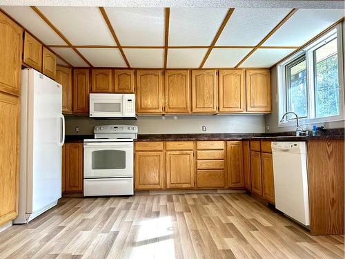 5 590069 Range Road 115, Rural Woodlands County, AB - Indoor Photo Showing Kitchen