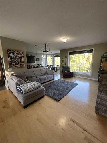 11-120053 Township Road 584, Rural Woodlands County, AB - Indoor Photo Showing Living Room