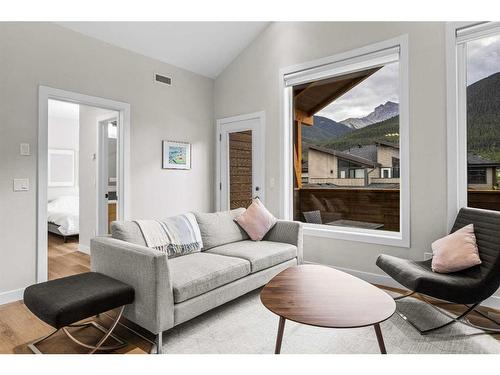 302H-209 Stewart Creek Rise, Canmore, AB - Indoor Photo Showing Living Room