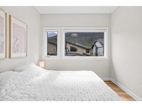 302H-209 Stewart Creek Rise, Canmore, AB - Indoor Photo Showing Bedroom