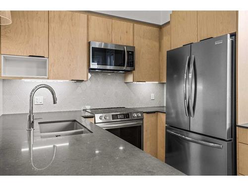 302H-209 Stewart Creek Rise, Canmore, AB - Indoor Photo Showing Kitchen With Double Sink With Upgraded Kitchen