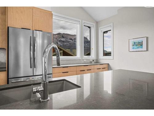 302H-209 Stewart Creek Rise, Canmore, AB - Indoor Photo Showing Kitchen