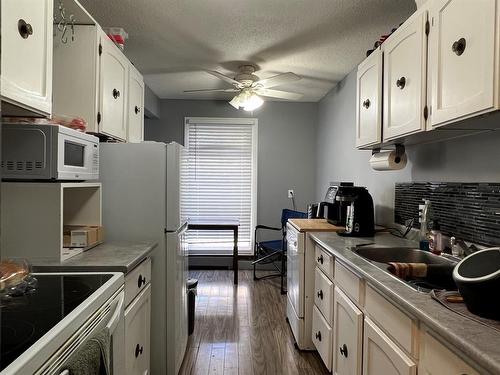 11-506 41 Street, Edson, AB - Indoor Photo Showing Kitchen With Double Sink