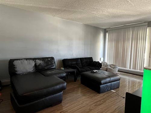 11-506 41 Street, Edson, AB - Indoor Photo Showing Living Room