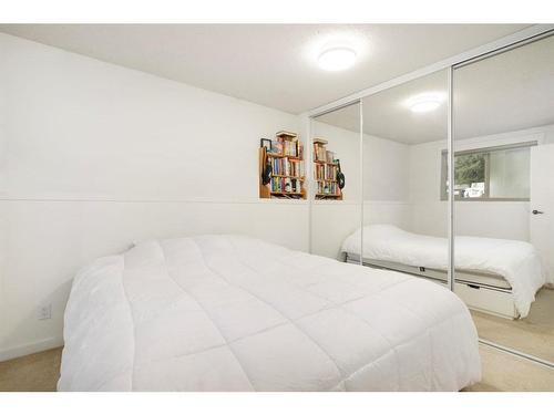 103-440 Cougar Street, Banff, AB - Indoor Photo Showing Bedroom