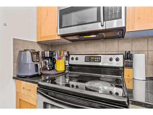 206-201 Muskrat Street, Banff, AB - Indoor Photo Showing Kitchen