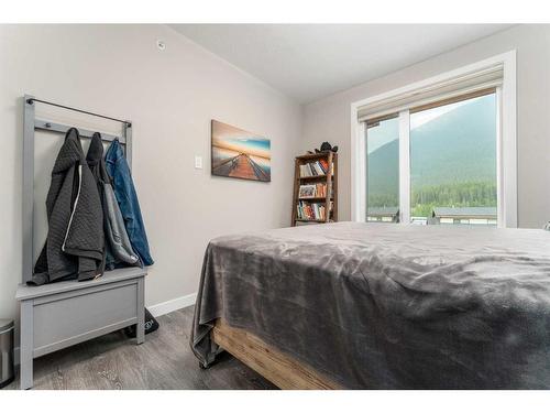 304-106 Stewart Creek Rise, Canmore, AB - Indoor Photo Showing Bedroom