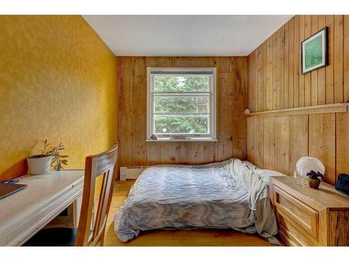 119 Wolverine Street, Banff, AB - Indoor Photo Showing Bedroom