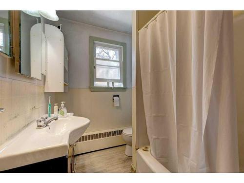 119 Wolverine Street, Banff, AB - Indoor Photo Showing Bathroom