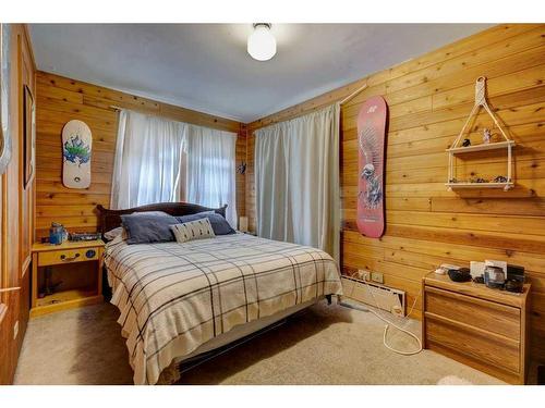 119 Wolverine Street, Banff, AB - Indoor Photo Showing Bedroom