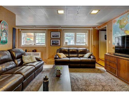 119 Wolverine Street, Banff, AB - Indoor Photo Showing Living Room