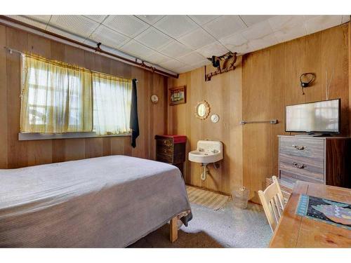 119 Wolverine Street, Banff, AB - Indoor Photo Showing Bedroom