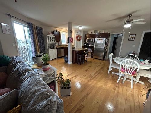 401-4502 52 Ave, Whitecourt, AB - Indoor Photo Showing Living Room