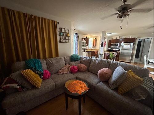 401-4502 52 Ave, Whitecourt, AB - Indoor Photo Showing Living Room