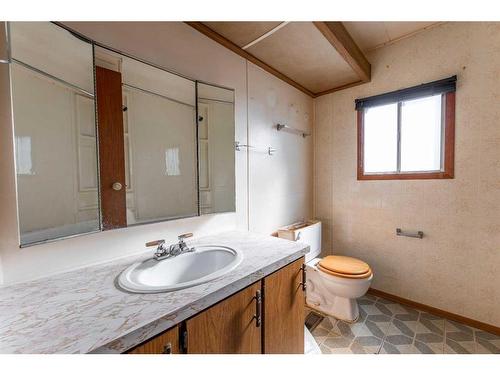 113 Fir Avenue, Hinton, AB - Indoor Photo Showing Bathroom