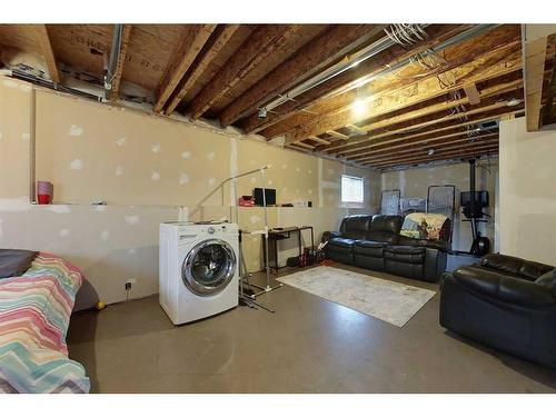 1000 7 Street Sw, Slave Lake, AB - Indoor Photo Showing Laundry Room