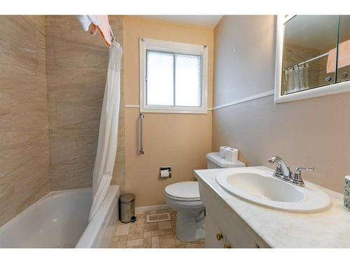 117 Dorin Drive, Hinton, AB - Indoor Photo Showing Bathroom