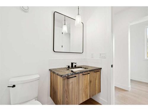 512 8Th Avenue, Canmore, AB - Indoor Photo Showing Bathroom