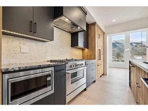 512 8Th Avenue, Canmore, AB - Indoor Photo Showing Kitchen With Upgraded Kitchen