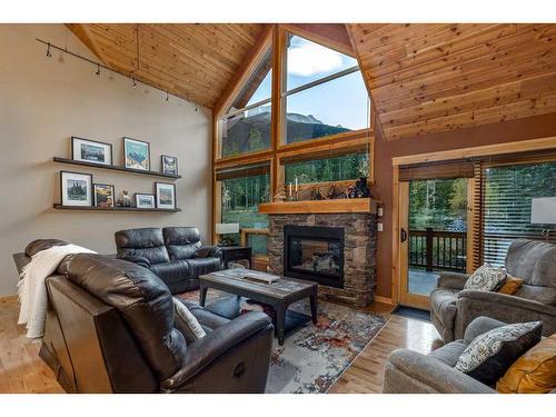 108-102 Armstrong Place, Canmore, AB - Indoor Photo Showing Living Room With Fireplace