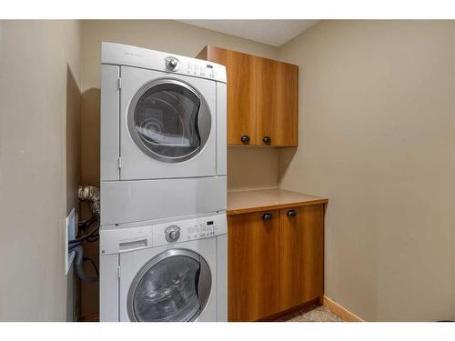 108-102 Armstrong Place, Canmore, AB - Indoor Photo Showing Laundry Room