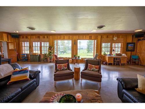 50409A Highway 16, Rural Yellowhead County, AB - Indoor Photo Showing Living Room