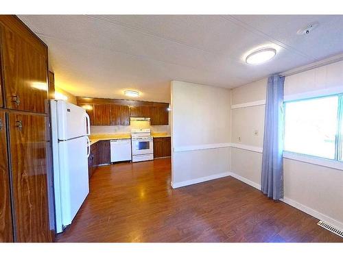 100 5 Street Sw, Slave Lake, AB - Indoor Photo Showing Kitchen