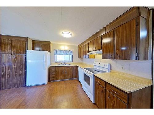 100 5 Street Sw, Slave Lake, AB - Indoor Photo Showing Kitchen